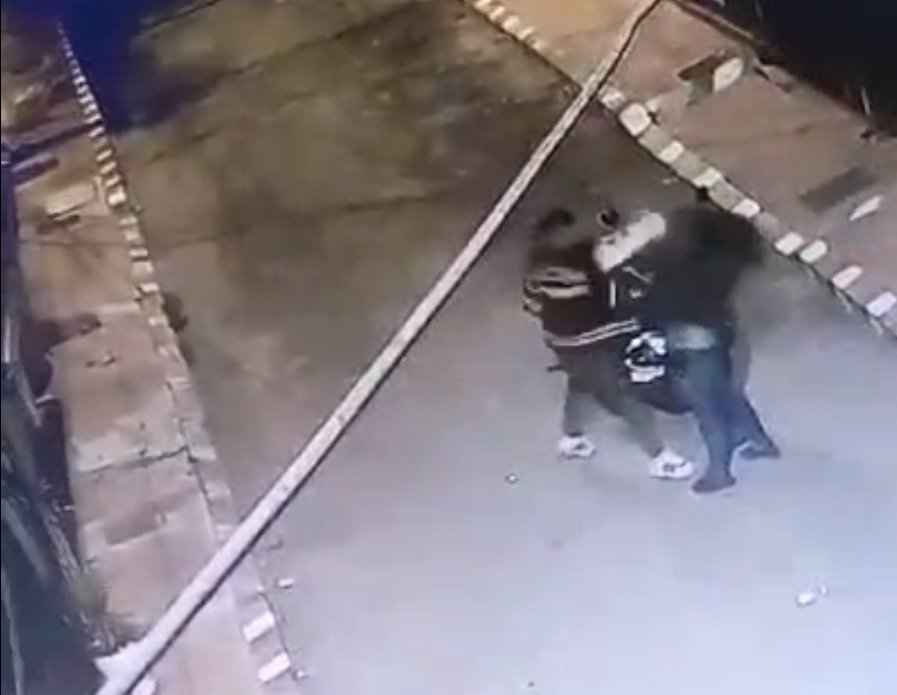 Mujer fue brutalmente agredida por su pareja en Suba En la noche del pasado 19 de noviembre, en el barrio Tuna Baja, localidad de Suba, una mujer fue brutalmente golpeada por su pareja sentimental. La indignante agresión quedó registrada en video.