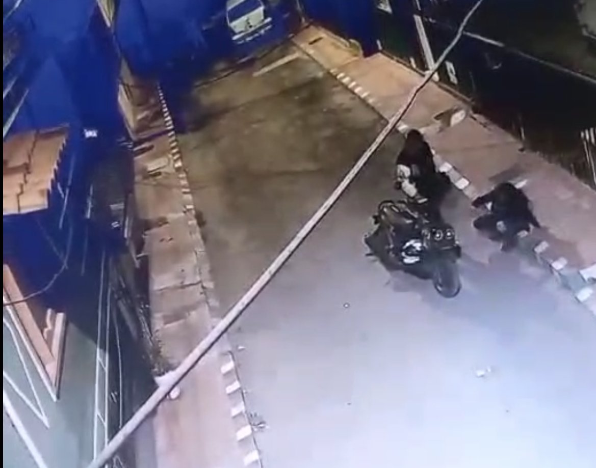 Mujer fue brutalmente agredida por su pareja en Suba En la noche del pasado 19 de noviembre, en el barrio Tuna Baja, localidad de Suba, una mujer fue brutalmente golpeada por su pareja sentimental. La indignante agresión quedó registrada en video.