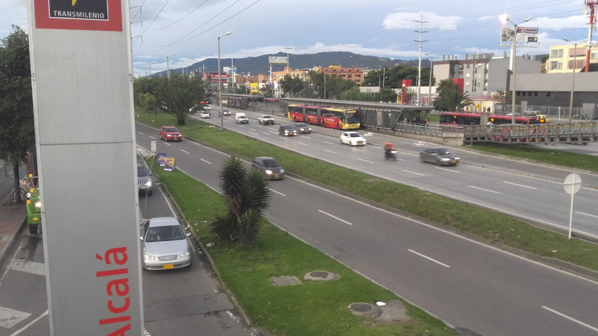 Mujer murió al interior de una estación de TransMilenio 2 Mujer murió al interior de una estación de TransMilenio Una mujer falleció cuando se encontraba esperando un servicio en la estación de TransMilenio Alcalá.