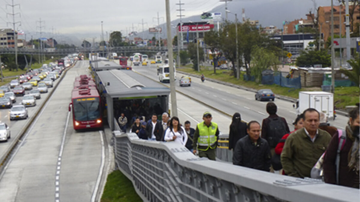 Mujer murió al interior de una estación de TransMilenio Una mujer falleció cuando se encontraba esperando un servicio en la estación de TransMilenio Alcalá.
