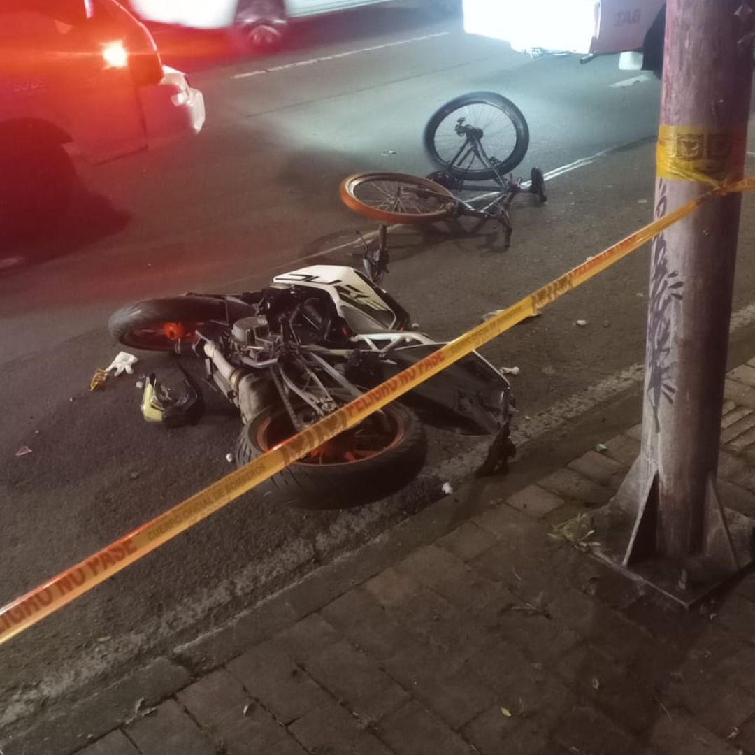 Mujer murió en grave accidente por la calle 80 Una joven de 24 años murió en un aparatoso accidente de tránsito que se presentó la noche de este lunes festivo en la calle 80