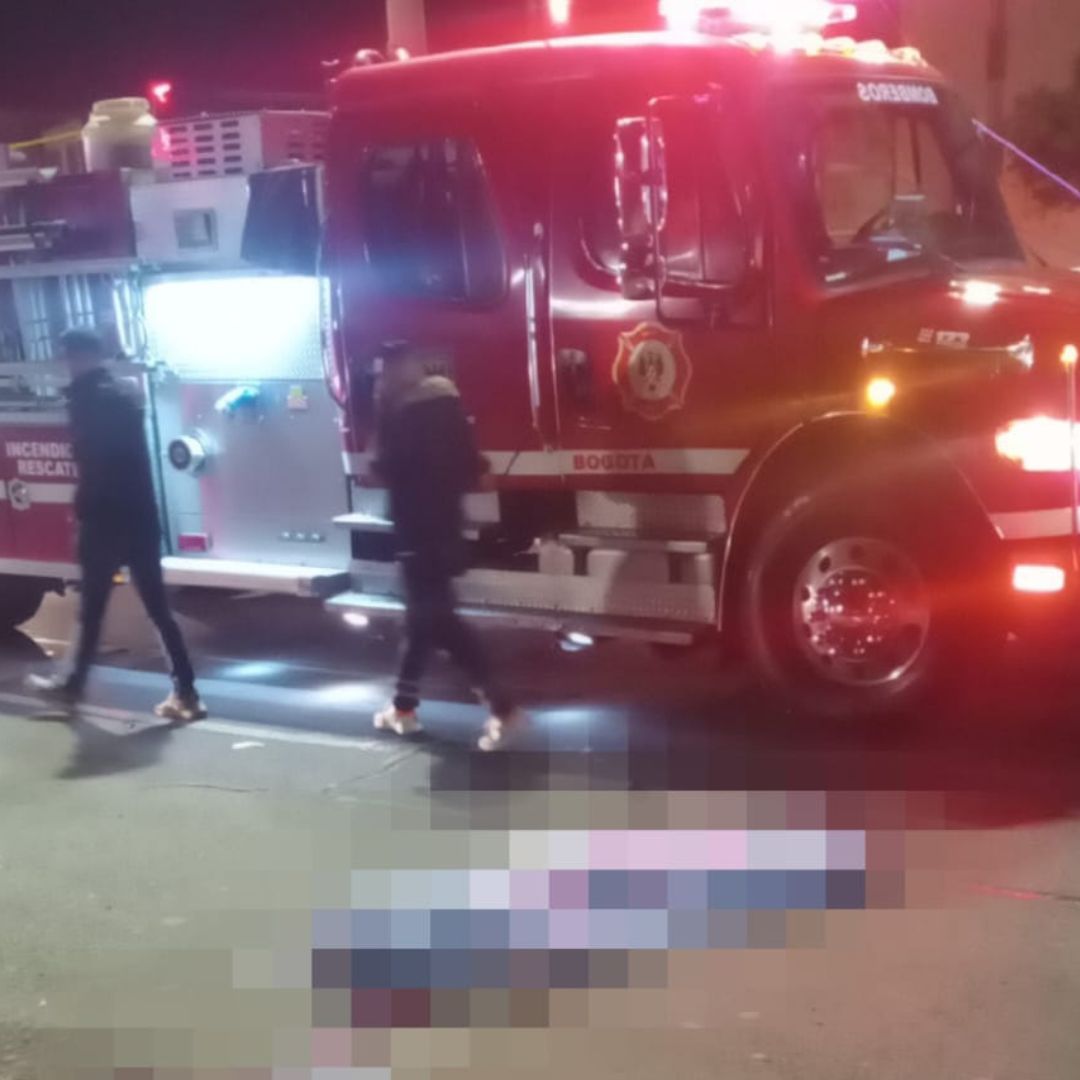 Mujer murió en grave accidente por la calle 80 Una joven de 24 años murió en un aparatoso accidente de tránsito que se presentó la noche de este lunes festivo en la calle 80