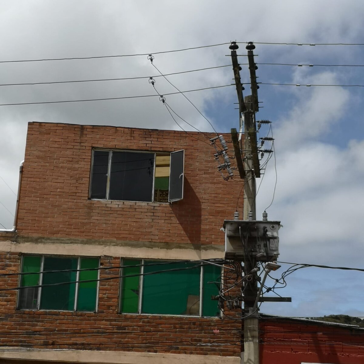 Murió electrocutado en San Cristóbal El bullicio de las sirenas, la presencia de autoridades, Bomberos y ambulancia alertó a los vecinos del barrio La Península, en la localidad de San Cristóbal, la madrugada de este martes. Le contamos que fue lo que sucedió.