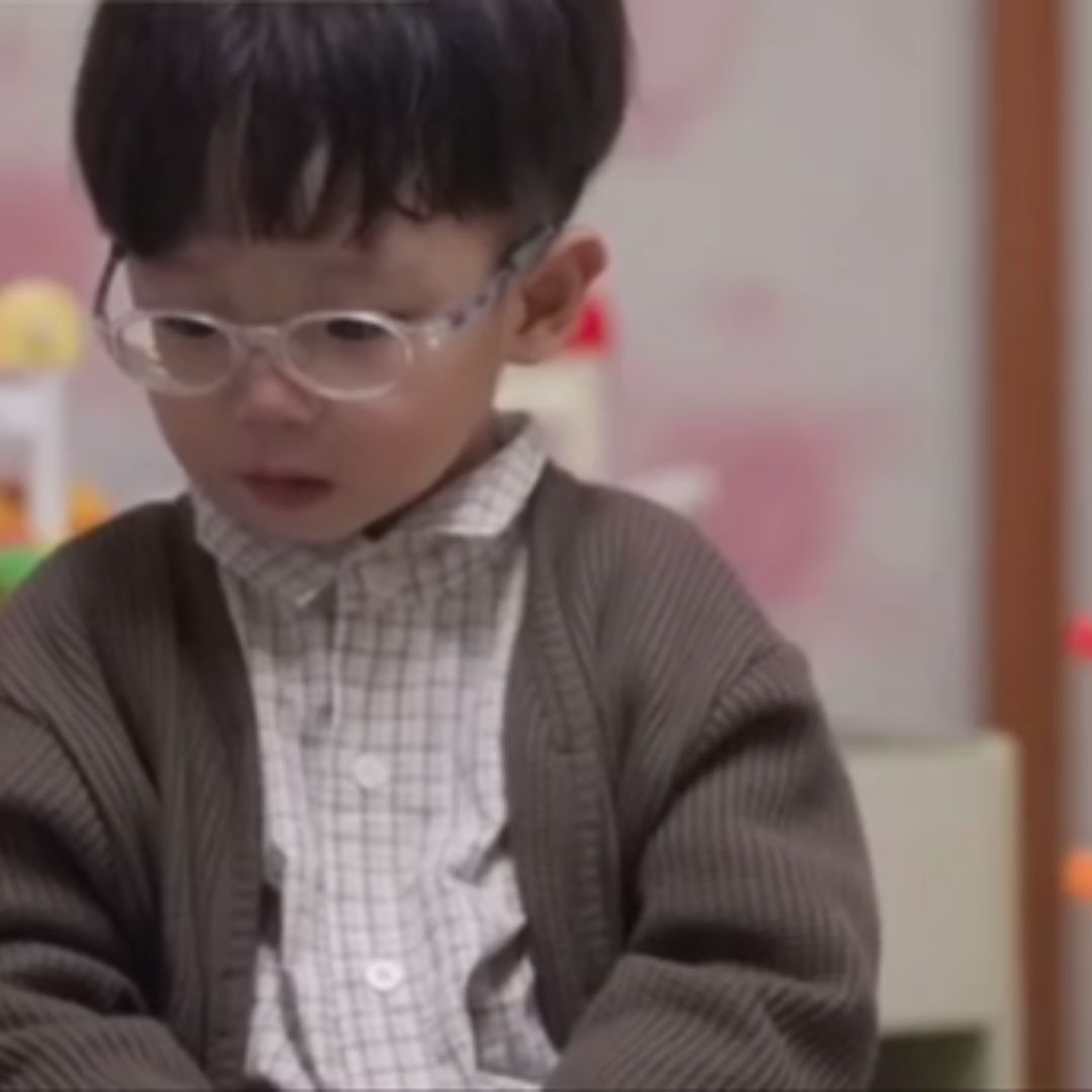 "No le agrado a mi mamá": relato de niño conmueve las redes sociales 1 "No le agrado a mi mamá": relato de niño conmueve las redes sociales En las últimas horas, se ha vuelto viral un conmovedor video en el que un pequeño niño coreano de 4 años relata el trato que sus padres le dan mientras rompe en llanto.