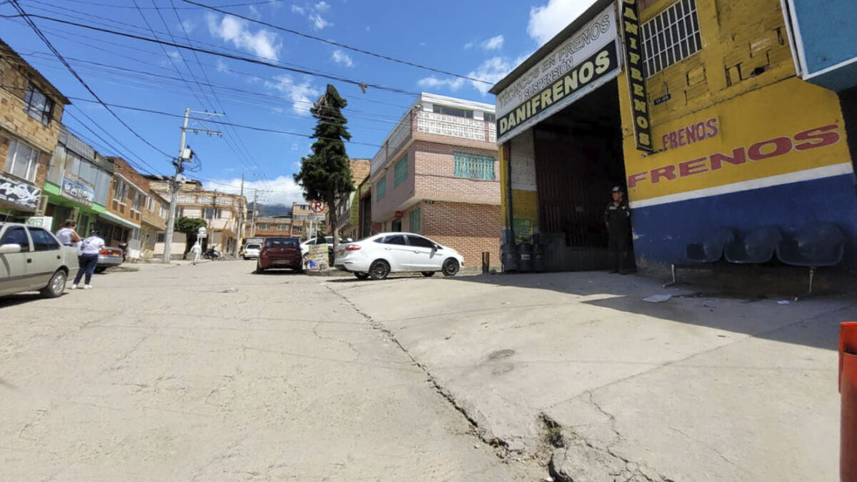 Noche de bala y muerte en Usme 1 Noche de bala y muerte en Usme El pasado lunes festivo un sicario le arrebato vilmente la vida a un joven de Usme. Esto fue lo que sucedió.