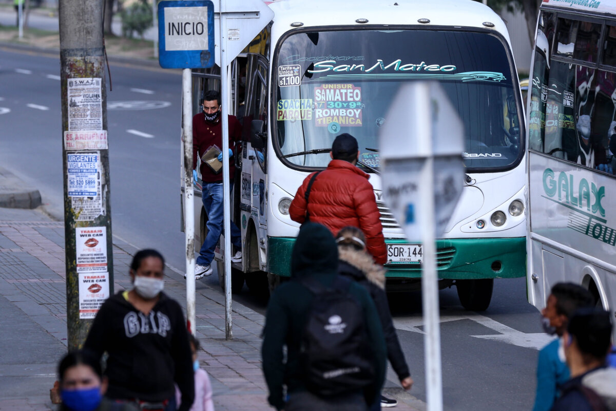 Pañitos de agua tibia con los buses de Soacha y su nuevo acuerdo 2 Pañitos de agua tibia con los buses de Soacha y su nuevo acuerdo El convenio entre las Alcaldías de Bogotá y Soacha se ampliará por cinco meses más, mientras se planea como se le prestará un mejor servicio a los habitantes de Soacha.