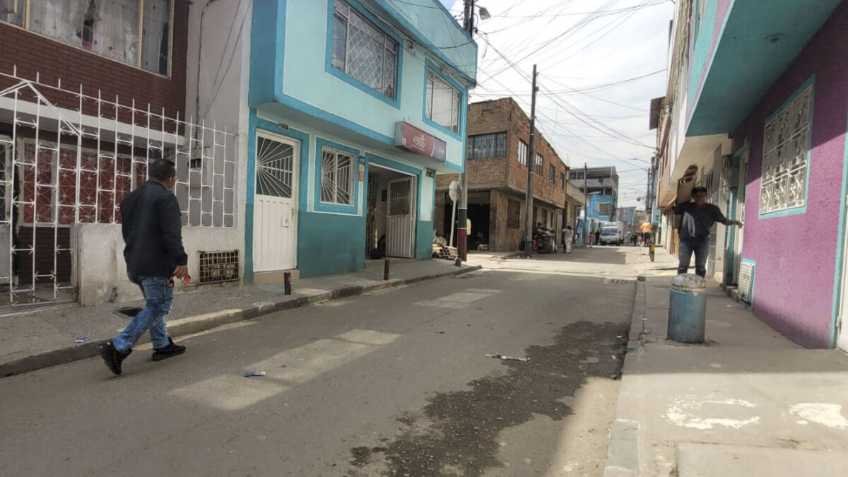 Persecución mortal en Kennedy En medio de su jornada de trabajo habitual, una mujer tuvo que presenciar de frente cómo terminaron de forma despiadada con la vida de un hombre al interior de un negocio de chance ubicado por una de las calles del barrio Llano Grande, en Kennedy.