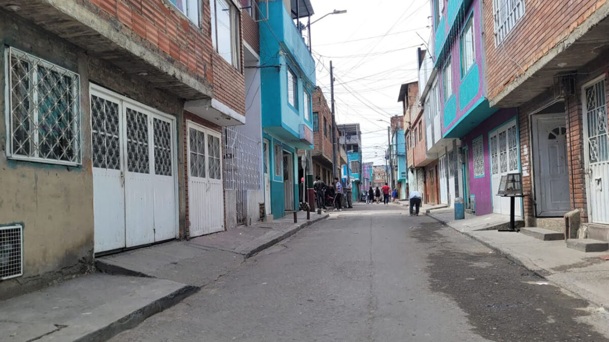 Persecución mortal en Kennedy En medio de su jornada de trabajo habitual, una mujer tuvo que presenciar de frente cómo terminaron de forma despiadada con la vida de un hombre al interior de un negocio de chance ubicado por una de las calles del barrio Llano Grande, en Kennedy.