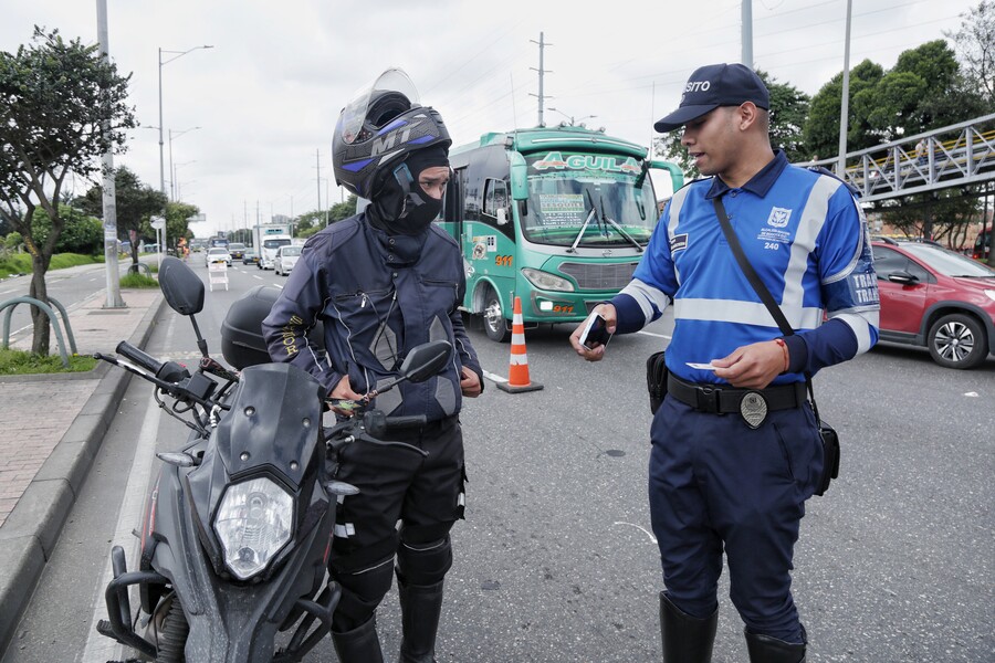 Pille cómo puede sacar la licencia de conducción al gratín Las mujeres podrán adquirir la licencia de conducción totalmente gratis en Kennedy. Le contamos cómo puede aplicar.