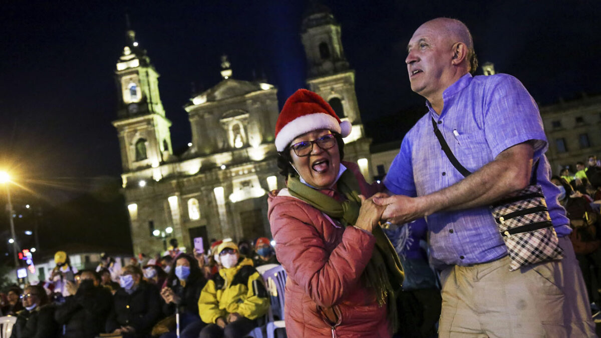 Pille la programación de navidad en Bogotá 2 Pille la programación de navidad en Bogotá Tanto para los bogotanos, como para aquellos que planean pasar las próximas fiestas navideñas y de año nuevo en Bogotá, la capital del país prepara una programación especial llena de eventos de acceso gratuito, para toda la familia y todos los gustos.