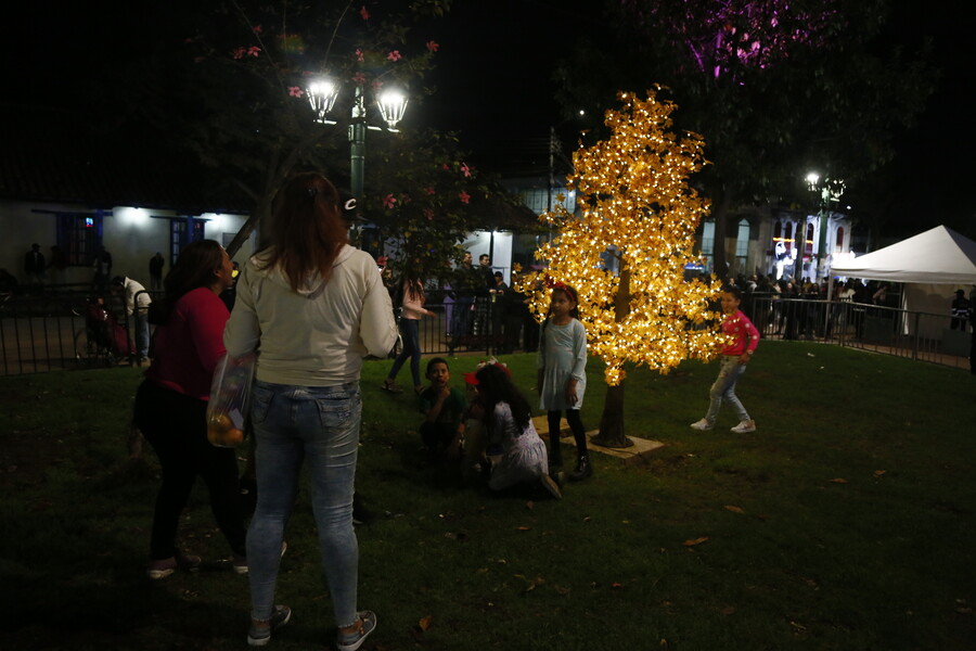 Pille la programación de navidad en Bogotá Tanto para los bogotanos, como para aquellos que planean pasar las próximas fiestas navideñas y de año nuevo en Bogotá, la capital del país prepara una programación especial llena de eventos de acceso gratuito, para toda la familia y todos los gustos.