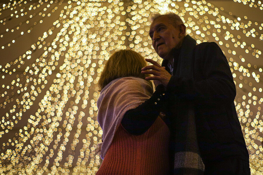 Pille la programación de navidad en Bogotá Tanto para los bogotanos, como para aquellos que planean pasar las próximas fiestas navideñas y de año nuevo en Bogotá, la capital del país prepara una programación especial llena de eventos de acceso gratuito, para toda la familia y todos los gustos.