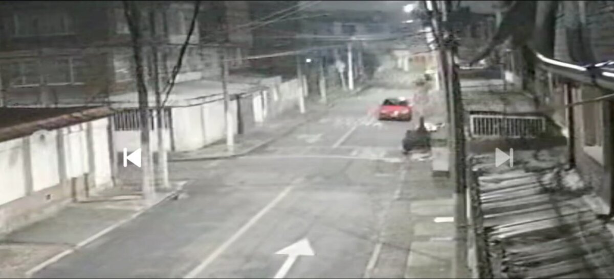Pillos intentaron robar un carro en Puente Aranda En un video quedó registrado el momento en el que delincuentes intentan robarle el carro a un joven cuando lo está guardando en un garaje de la localidad de Puente Aranda.