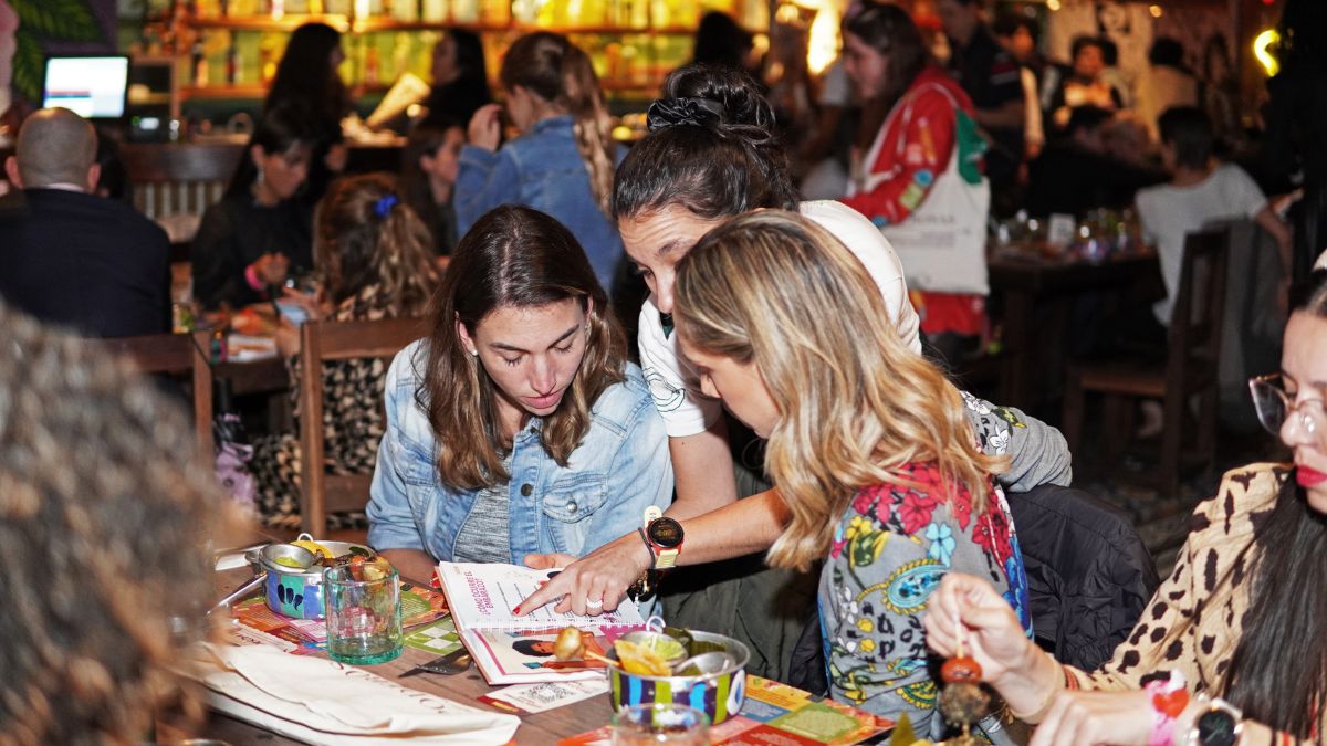 'Poderosas Colombia' está dejando huella en la revolución de la educación sexual Con el fin de contribuir a la lucha contra problemáticas sociales como el embarazo adolescente, violencia sexual o pobreza menstrual, la ONG 'Poderosas Colombia' está gestando un cambio en la educación sexual. Así lo demostró 'La cena más PODEROSA del año'.
