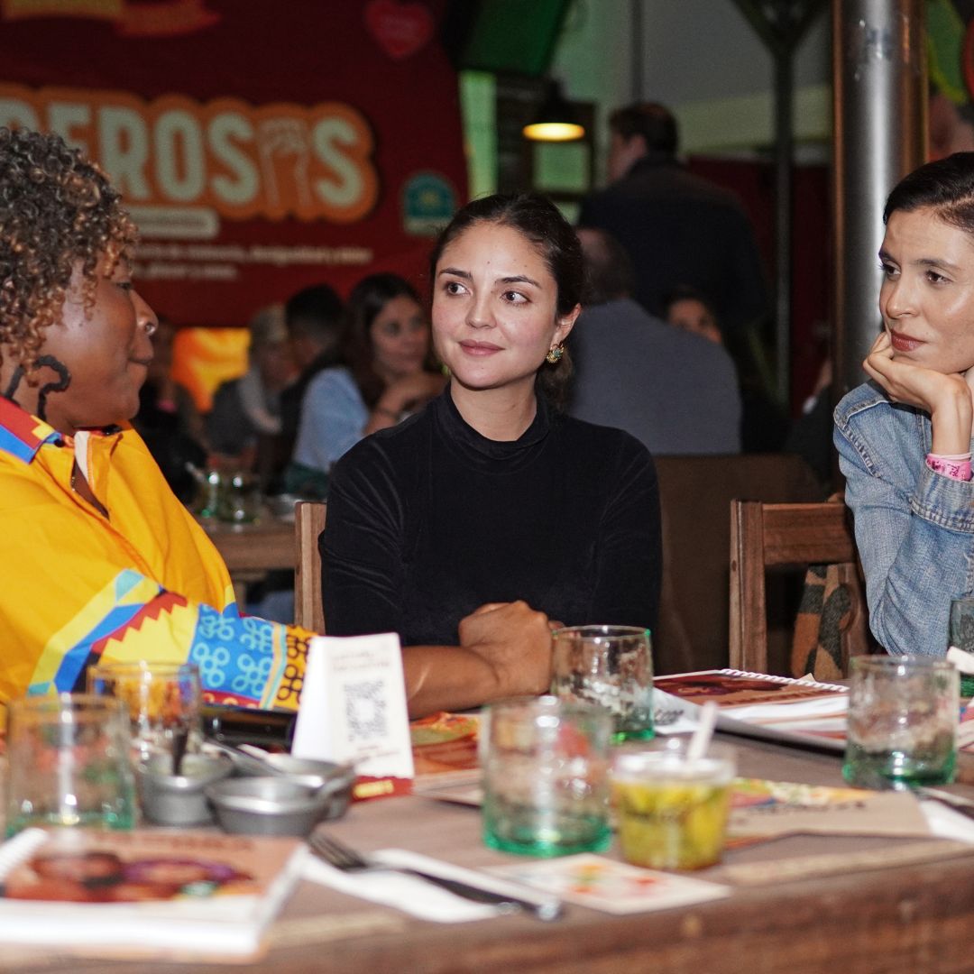 'Poderosas Colombia' está dejando huella en la revolución de la educación sexual 2 'Poderosas Colombia' está dejando huella en la revolución de la educación sexual Con el fin de contribuir a la lucha contra problemáticas sociales como el embarazo adolescente, violencia sexual o pobreza menstrual, la ONG 'Poderosas Colombia' está gestando un cambio en la educación sexual. Así lo demostró 'La cena más PODEROSA del año'.
