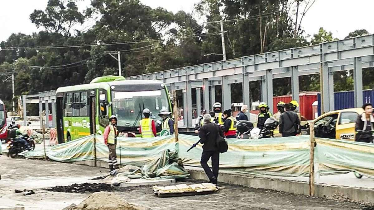 Por accidente de tránsito se suspendió el servicio de TransMilenio en el Portal Usme 2 Por accidente de tránsito se suspendió el servicio de TransMilenio en el Portal Usme Caos en el Portal Usme por accidente de Tránsito.