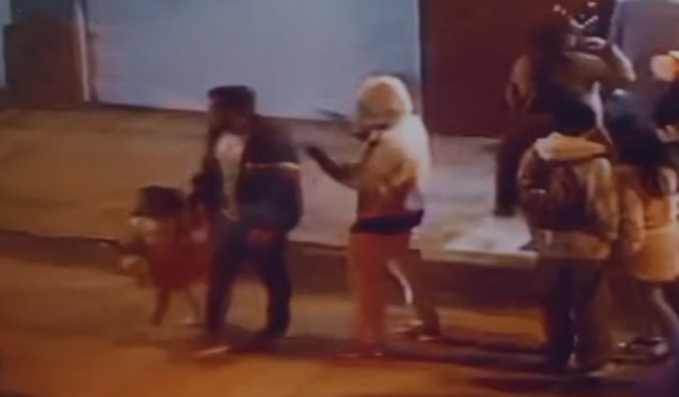 Así fue como asesinaron a un hombre cuando pedía dulces con su hija de 3 años En video quedó captado el momento en el que un sicario asesinó a un hombre cuando se encontraba pidiendo dulces con su pequeña hija de 3 años en el municipio de Soacha. Vea el video aquí.