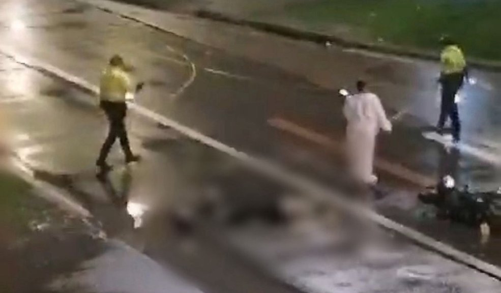 Trágico accidente dejó un motociclista muerto en la Av. Boyacá con Primero de Mayo Un motociclista murió en un accidente de tránsito en el que se vio involucrado un bus de servicio público. Los hechos ocurrieron en la Av. Boyacá con Av. Primero de Mayo.