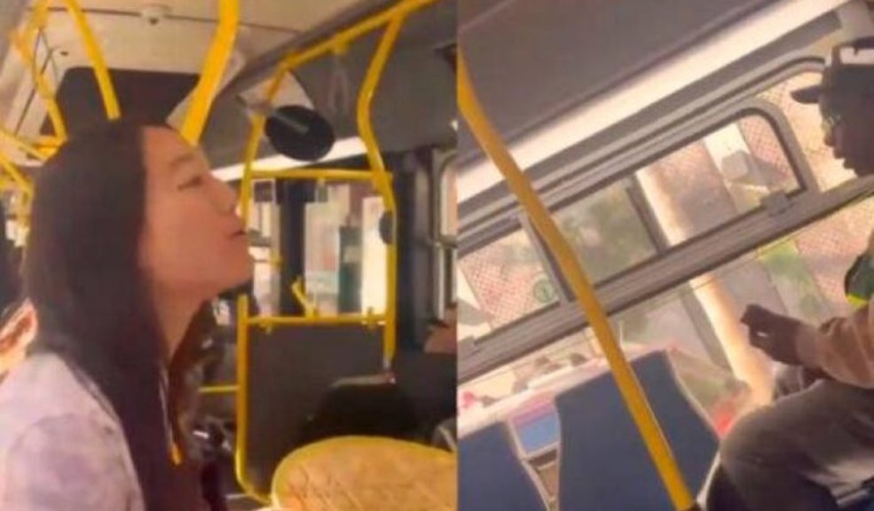 EN VIDEO: Mujer le ladra a un hombre en un autobús Una mujer fue filmada ladrando y aullando en un autobús en respuesta a lo que ella afirma ser acoso por parte de un hombre. El video del incidente ha cobrado notoriedad en las redes sociales, generando una amplia gama de reacciones y debates en línea.