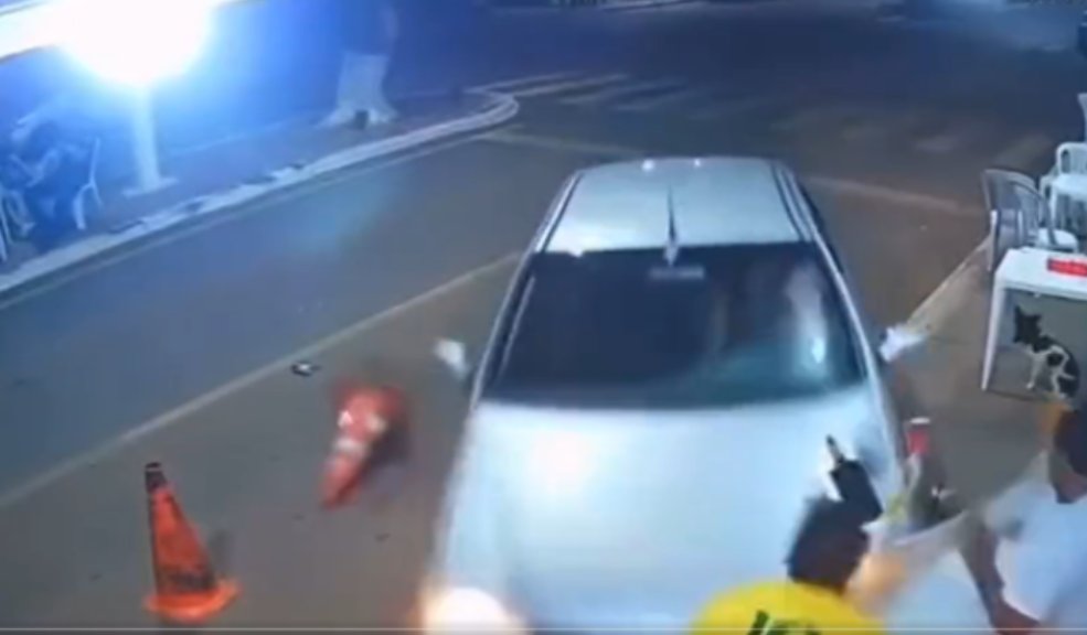 Mujer atropelló a su novio por irse a tomar cerveza con un amigo #MundoCurioso Un show de celos pudo haber terminado en tragedia, el hecho se tornó tan delicado que se ha vuelto viral en las redes sociales, y es que al parecer la ira de una mujer, influenciada por los celos, la llevó a tomar una decisión un tanto extrema.