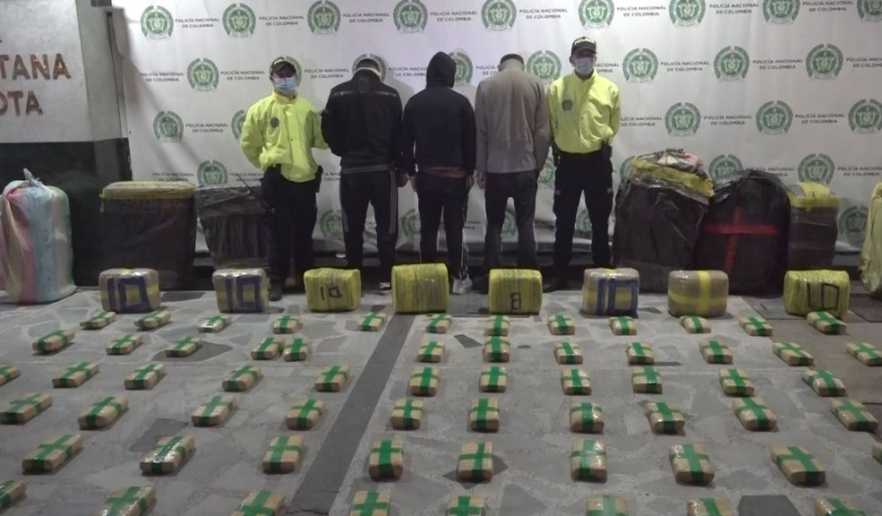 Así cayeron 9 traficantes en Barrios Unidos y Usaquén La Policía Metropolitana de Bogotá realizó una ofensiva contra el tráfico de estupefacientes que dejó como resultado la captura de 9 traficantes y la incautación de más de 480 kilos de marihuana en las localidades de Barrios Unidos y Usaquén. Las operaciones fueron denominadas Atlas IV y Apolo I.