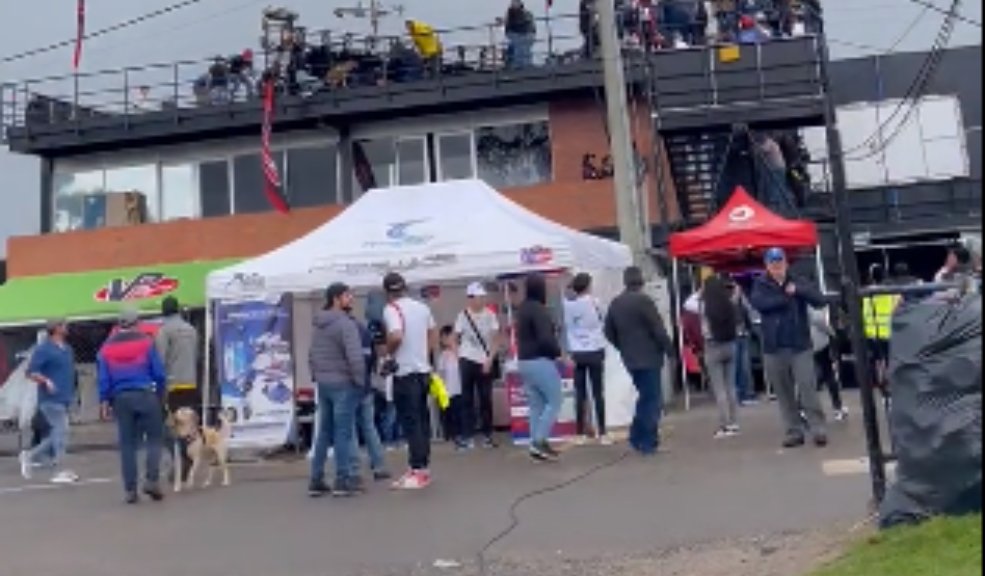 Emergencia en el Autódromo de Tocancipá deja un muerto y cinco heridos Un grave accidente se presentó hace pocos minutos en el Autódromo de Tocancipá, donde una valla tipo pantalla cayó sobre varias personas, dejando el saldo de cuatro heridos y una víctima fatal.