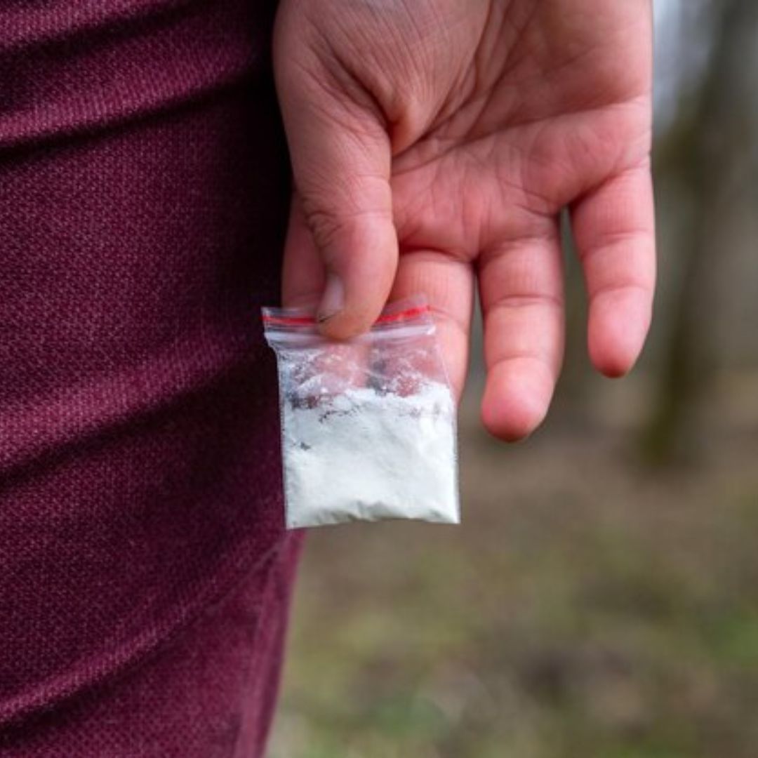 Así era como un profesor vendía droga a sus alumnos en un colegio de Ciudad Bolívar Una terrible situación se presentó en un colegio de Ciudad Bolívar: dos menores terminaron con sobredosis de una sustancia psicoactiva. El suceso desenmascaró a un profesor de la institución, quien resultó ser el que les estaba suministrando la droga desde hacía varios meses.