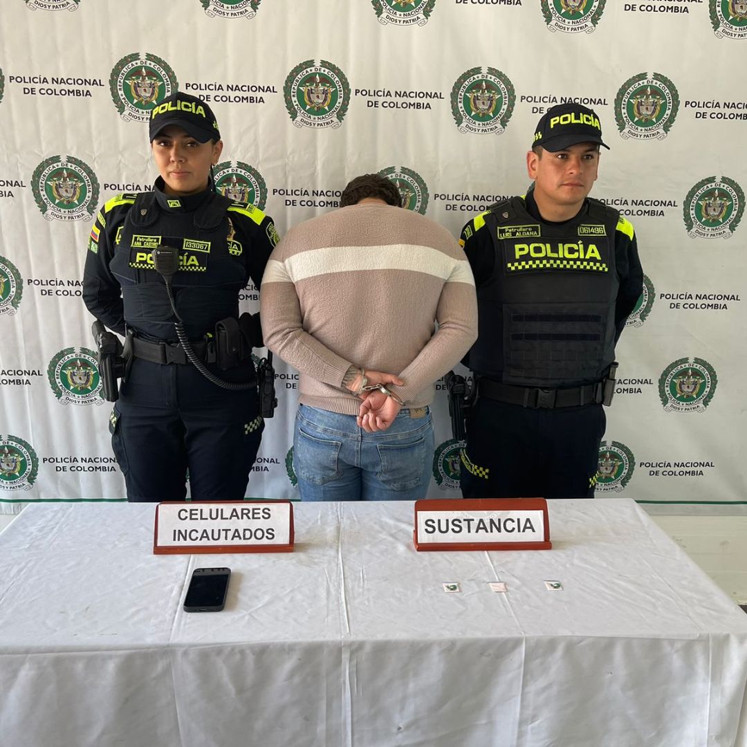 Profesor de inglés le estaría suministrando drogas a sus alumnas Capturan a profesor de inglés que habría suministrado drogas a alumnas de un colegio en Ciudad Bolívar.