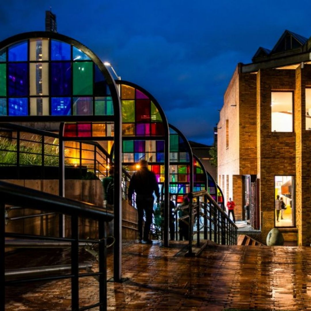 Prográmese este viernes para la Noche de Museos en Bogotá 2 Prográmese este viernes para la Noche de Museos en Bogotá Este viernes 17 de noviembre vuelve a Bogotá la cuarta edición de la Noche de Museos, un espacio cultural que ofrece una amplia variedad de actividades. ¡Lo mejor de todo es que es gratis!