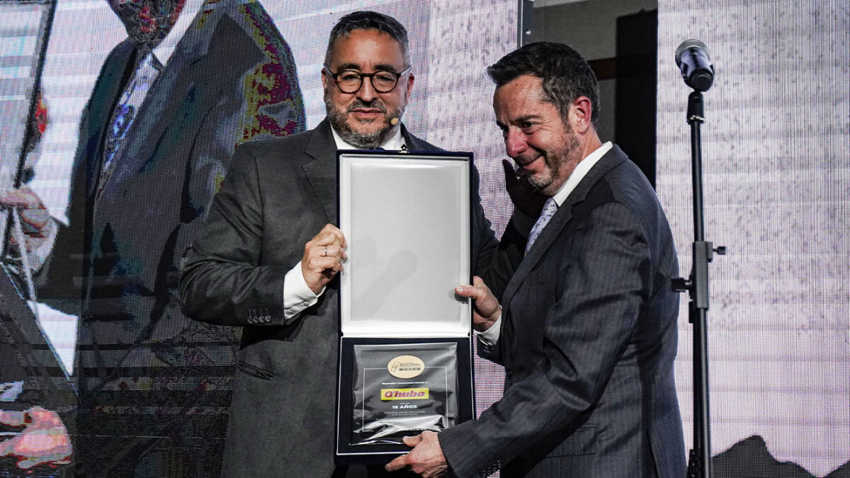 Q'Hubo recibe reconocimiento por sus 15 años Q’HUBO sigue celebrando sus 15 años por todo lo alto.