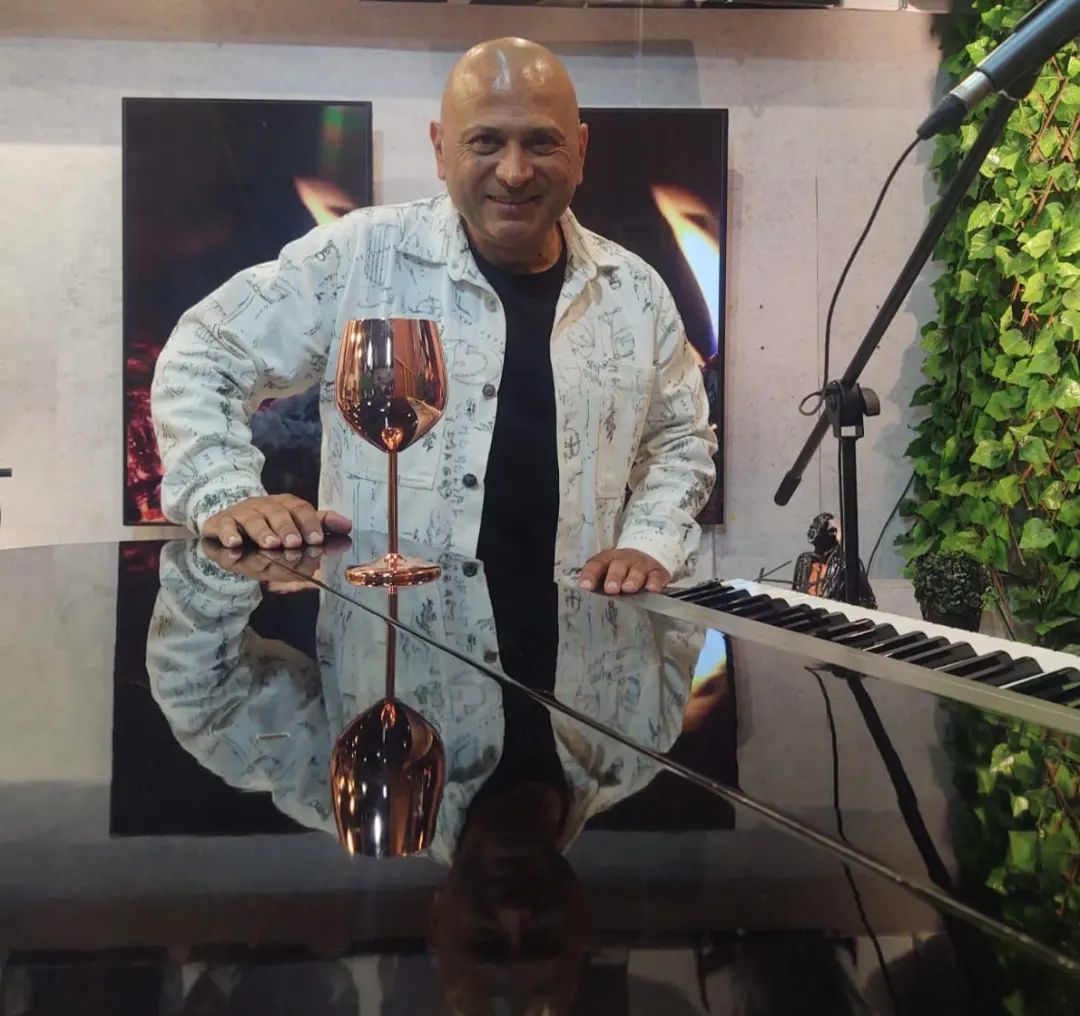 “Quiero llegar a Dubái”: Jerry Galante fusionó la música árabe con la salsa 1 “Quiero llegar a Dubái”: Jerry Galante fusionó la música árabe con la salsa ¿Se imagina una canción en versión salsa, pero cantada en árabe? Ese sueño lo tenía el cantante Jerry Galante y hace poco lo hizo realidad.
