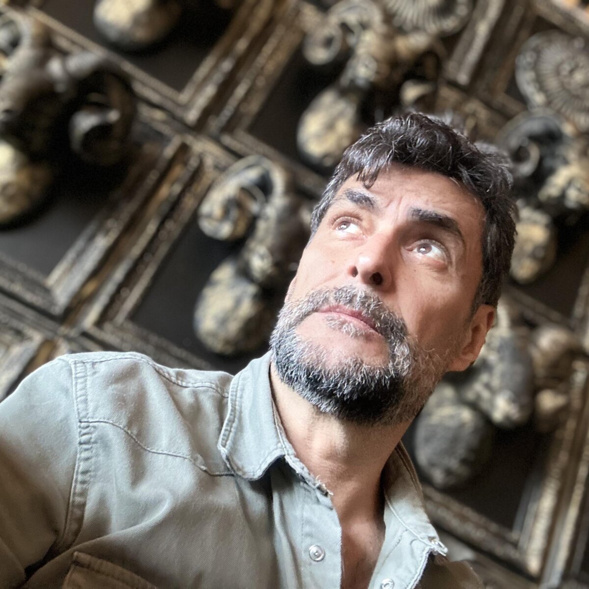 Rafa Taibo, un obsesionado con lo paranormal Con su inconfundible acento español y voz grave, Rafa Taibo nos ha sumergido durante años en las historias paranormales. Primero lo hizo en ‘Ellos están aquí’, del canal RCN, y ahora en su canal de YouTube, donde presenta investigaciones escalofriantes y hasta se atreve a meter la nariz donde nadie más lo haría.