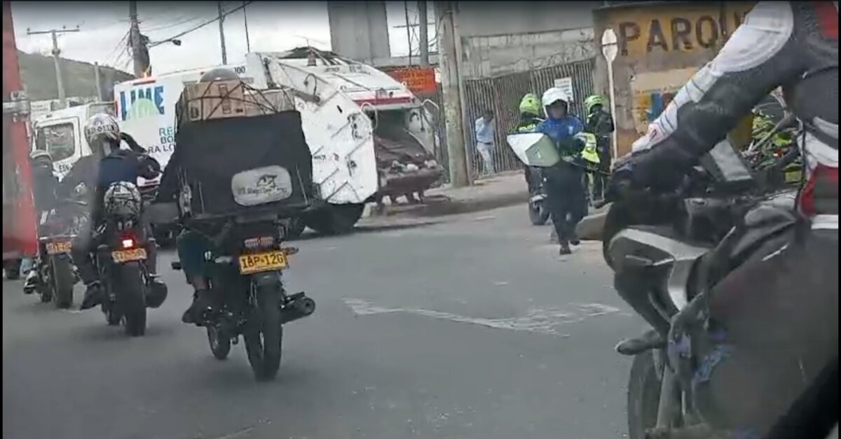 Recolector de basura muere luego de caer de un camión compactador Sobre las 12 de la tarde de este martes, se reportó la muerte de un hombre que trabajaba como recolector de basuras en Bogotá.