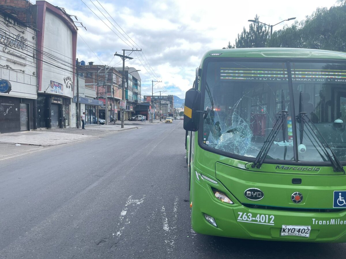 Revelan impactante momento en el que un joven se lanza a un bus del Sitp El joven se le lanzó a un bus de servicio público, al parecer, luego de discutir con su pareja sentimental.
