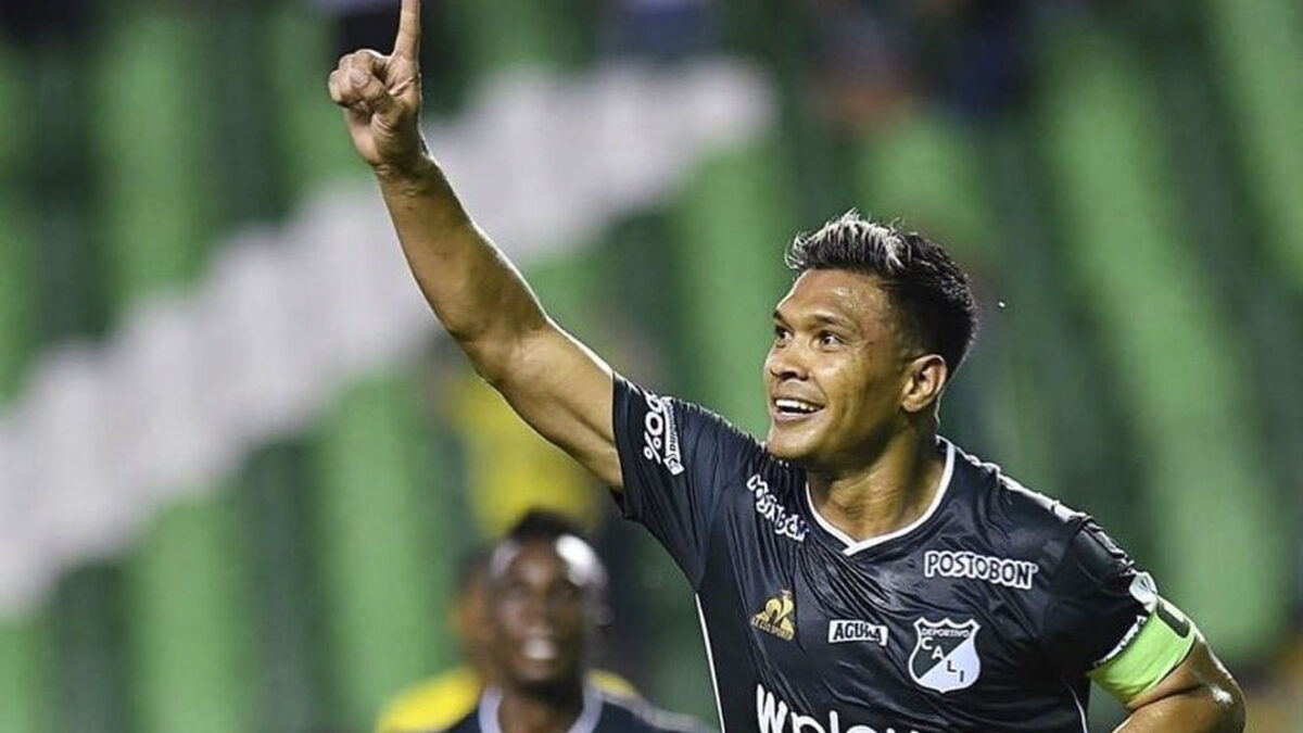 Sancionan a Teófilo Gutiérrez por 'tocarle las nalgas' a una mujer en medio del partido Tolima contra Cali, en Ibagué 2 Sancionan a Teófilo Gutiérrez por 'tocarle las nalgas' a una mujer en medio del partido Tolima contra Cali, en Ibagué El delantero Teófilo Gutiérrez fue suspendido 4 fechas y deberá pagar una multa por, al parecer, tocarle las nalgas a una mujer que hacía parte de la logística del estadio Manuel Murillo Toro, de la ciudad de Ibagué, en medio del partido que enfrentaron el Deportes Tolima y el Deportivo Cali el pasado sábado 25 de noviembre, por la fecha 3 de los cuadrangulares de Liga.