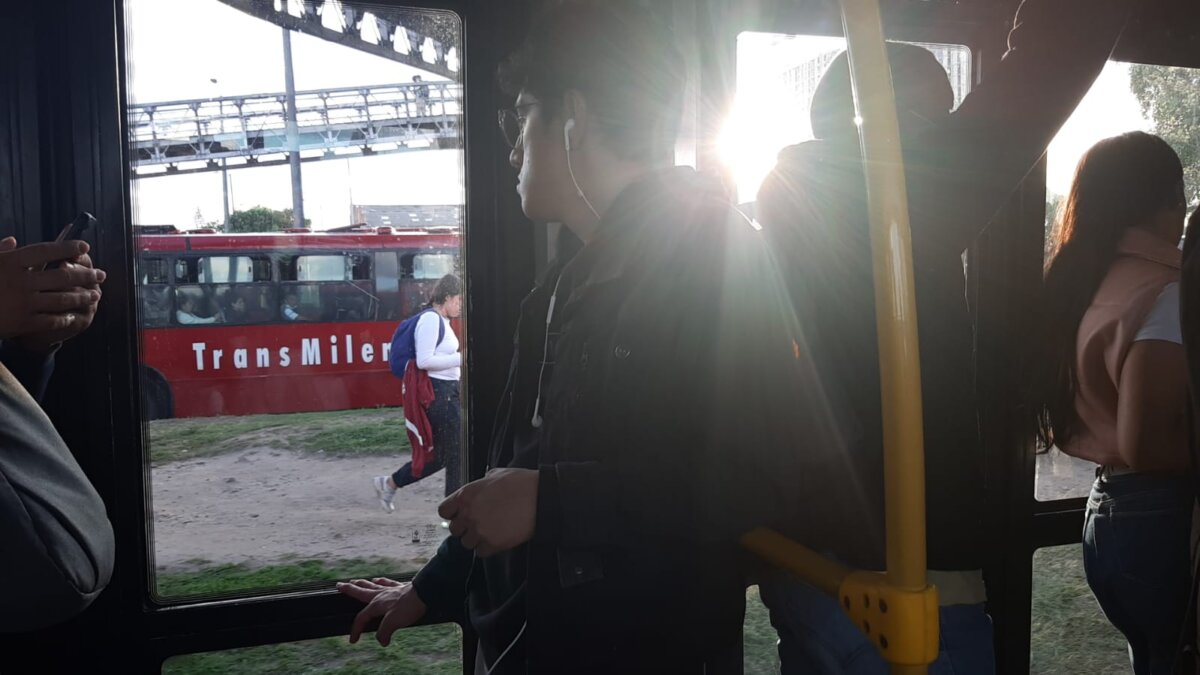 Se presentan afectaciones de movilidad por siniestro en Av. Américas #AsiPasó El Sistema de Transporte Transmilenio reporta que no hay servicio en las estaciones de Banderas y Transversal 86 por accidente de tránsito.