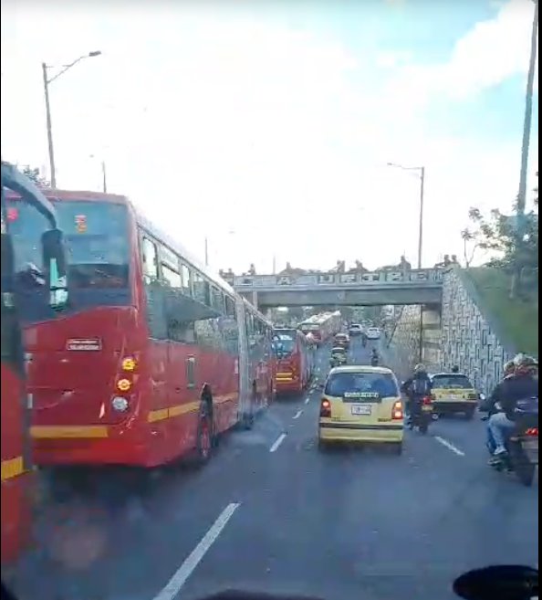 Se presentan afectaciones de movilidad por siniestro en Av. Américas #AsiPasó El Sistema de Transporte Transmilenio reporta que no hay servicio en las estaciones de Banderas y Transversal 86 por accidente de tránsito.
