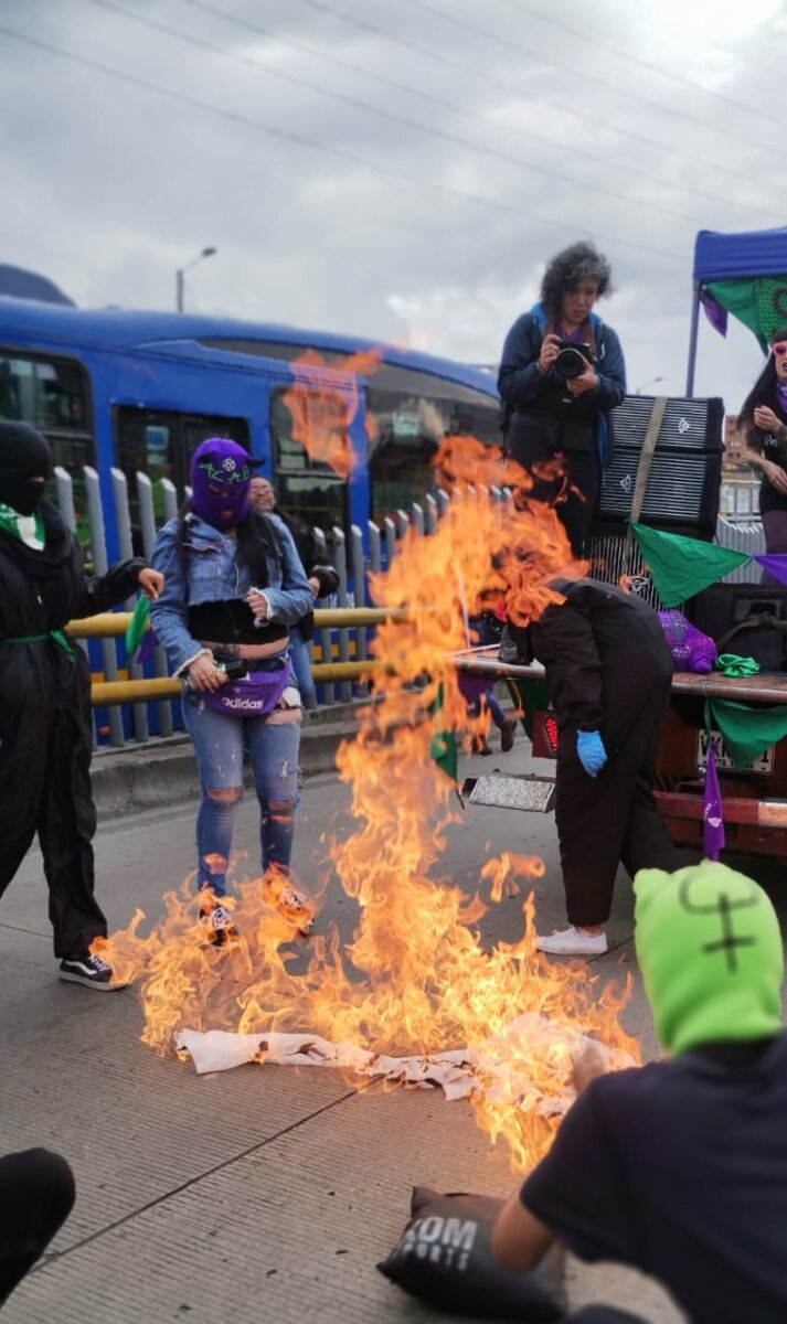 Se presentan retrasos en la movilidad por manifestaciones feministas 1 Se presentan retrasos en la movilidad por manifestaciones feministas En conmemoración al Día de la Eliminación de las Violencias Contra la Mujer, varias mujeres y organizaciones feministas se manifiestan en Bogotá.