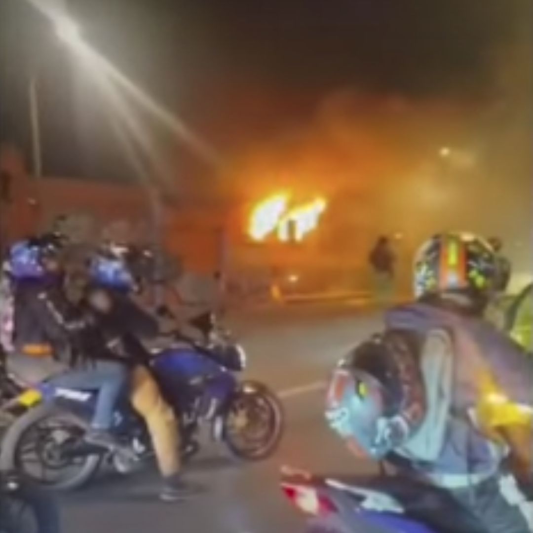 Se presentó fuerte incendio en la localidad de Engativá 1 Se presentó fuerte incendio en la localidad de Engativá En la noche del pasado jueves, la comunidad del barrio Villa Gladys vivió momentos de pánico al presenciar un fuerte incendio, del cual una persona salió herida.