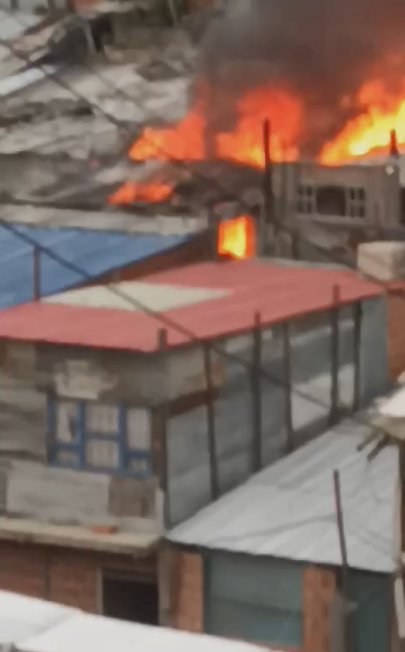 Se presentó nuevo incendio en viviendas de Ciudad Bolívar 1 Se presentó nuevo incendio en viviendas de Ciudad Bolívar A pocas horas después del voraz incendio que se presentó en el Barrio Meissen, las autoridades reportan una nueva conflagración en algunas viviendas de la localidad de Ciudad Bolívar.
