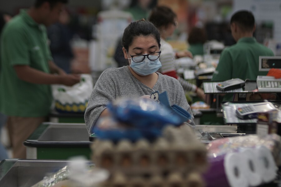 Se puso cara la lonchera por el impuesto saludable 1 Se puso cara la lonchera por el impuesto saludable Bajarle al consumo de alimentos ultraprocesados y con alto contenido de sal, azúcar y grasas es el objetivo del impuesto saludable que empezó a regir a partir de ayer en todo el país.