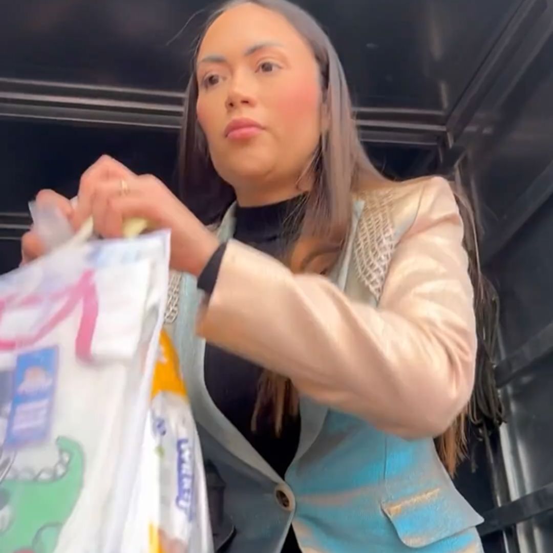"Sí a la vida, no al aborto": Epa Colombia regala pañales con polémico mensaje Epa Colombia estuvo regalando pañales a varias mamás en las calles de Bogotá, hecho que causó controversia por la posición que tomó la influenciadora frente al aborto.