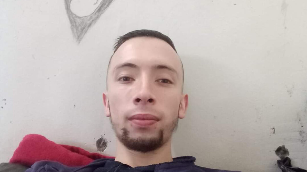 Sicariato a joven en Soacha El sonido de varios disparos causo terror entre los vecinos del barrio Luis Carlos Galán (Soacha), cuando un joven fue brutalmente asesinado.