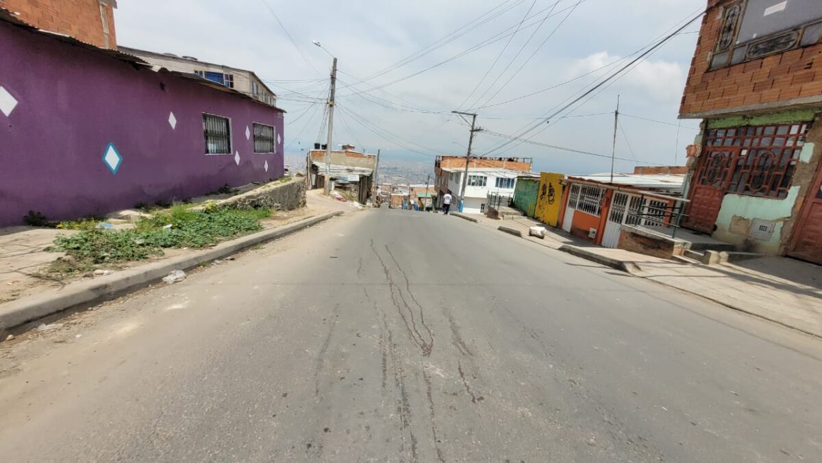 Sicariato a joven en Soacha El sonido de varios disparos causo terror entre los vecinos del barrio Luis Carlos Galán (Soacha), cuando un joven fue brutalmente asesinado.