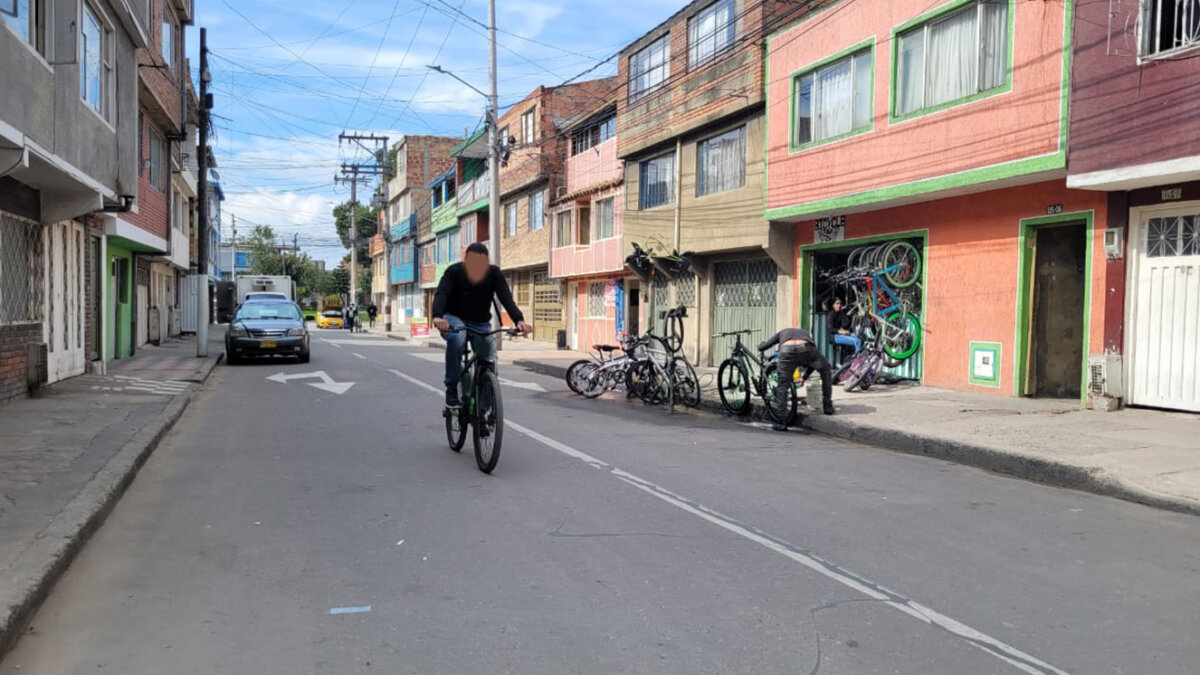 Hombre fue asesinado al frente de su casa en Fontibón En el barrio Atahualpa, localidad de Fontibón, un hombre fue baleado justo al frente de su casa. En el sector se rumorea que quien lo asesinó podría ser un familiar.