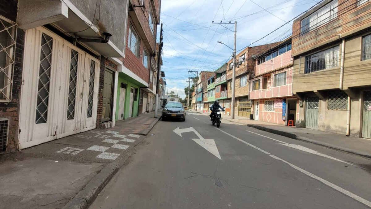 Hombre fue asesinado al frente de su casa en Fontibón En el barrio Atahualpa, localidad de Fontibón, un hombre fue baleado justo al frente de su casa. En el sector se rumorea que quien lo asesinó podría ser un familiar.
