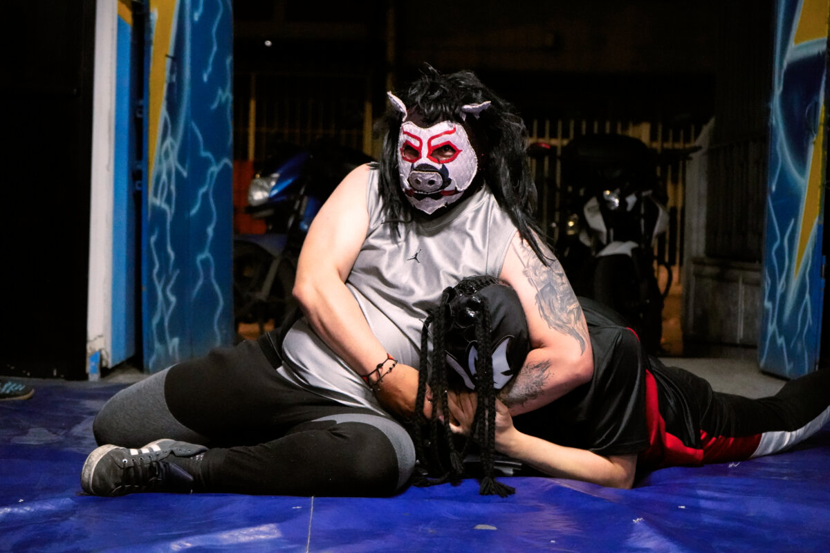 Sigue la fiebre por la lucha libre La lucha libre colombiana sigue viva gracias a escuelas como 'Saw Wag', quienes se han dedicado a formar la nueva generación de luchadores. En Q'HUBO hablamos con ellos y nos contaron los grandes esfuerzos que hacen diariamente para que este deporte no se extinga.