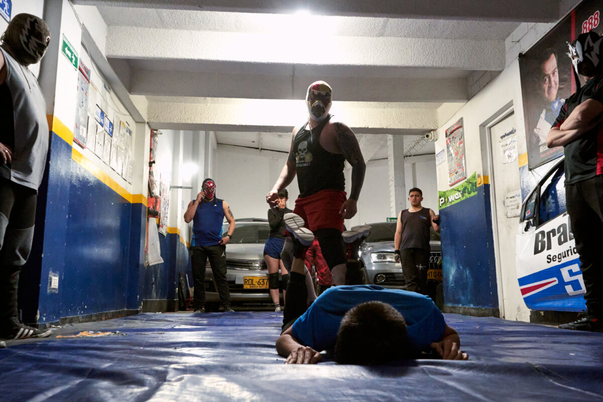 Sigue la fiebre por la lucha libre La lucha libre colombiana sigue viva gracias a escuelas como 'Saw Wag', quienes se han dedicado a formar la nueva generación de luchadores. En Q'HUBO hablamos con ellos y nos contaron los grandes esfuerzos que hacen diariamente para que este deporte no se extinga.