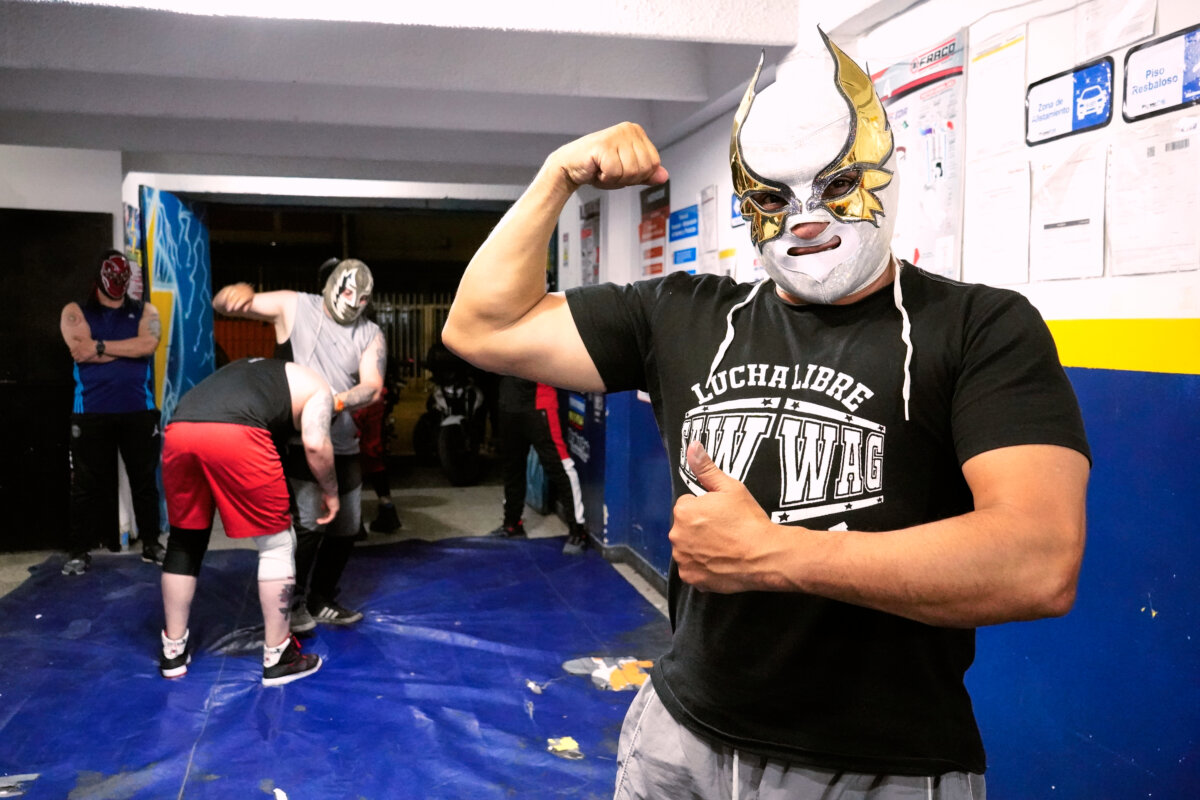 Sigue la fiebre por la lucha libre La lucha libre colombiana sigue viva gracias a escuelas como 'Saw Wag', quienes se han dedicado a formar la nueva generación de luchadores. En Q'HUBO hablamos con ellos y nos contaron los grandes esfuerzos que hacen diariamente para que este deporte no se extinga.