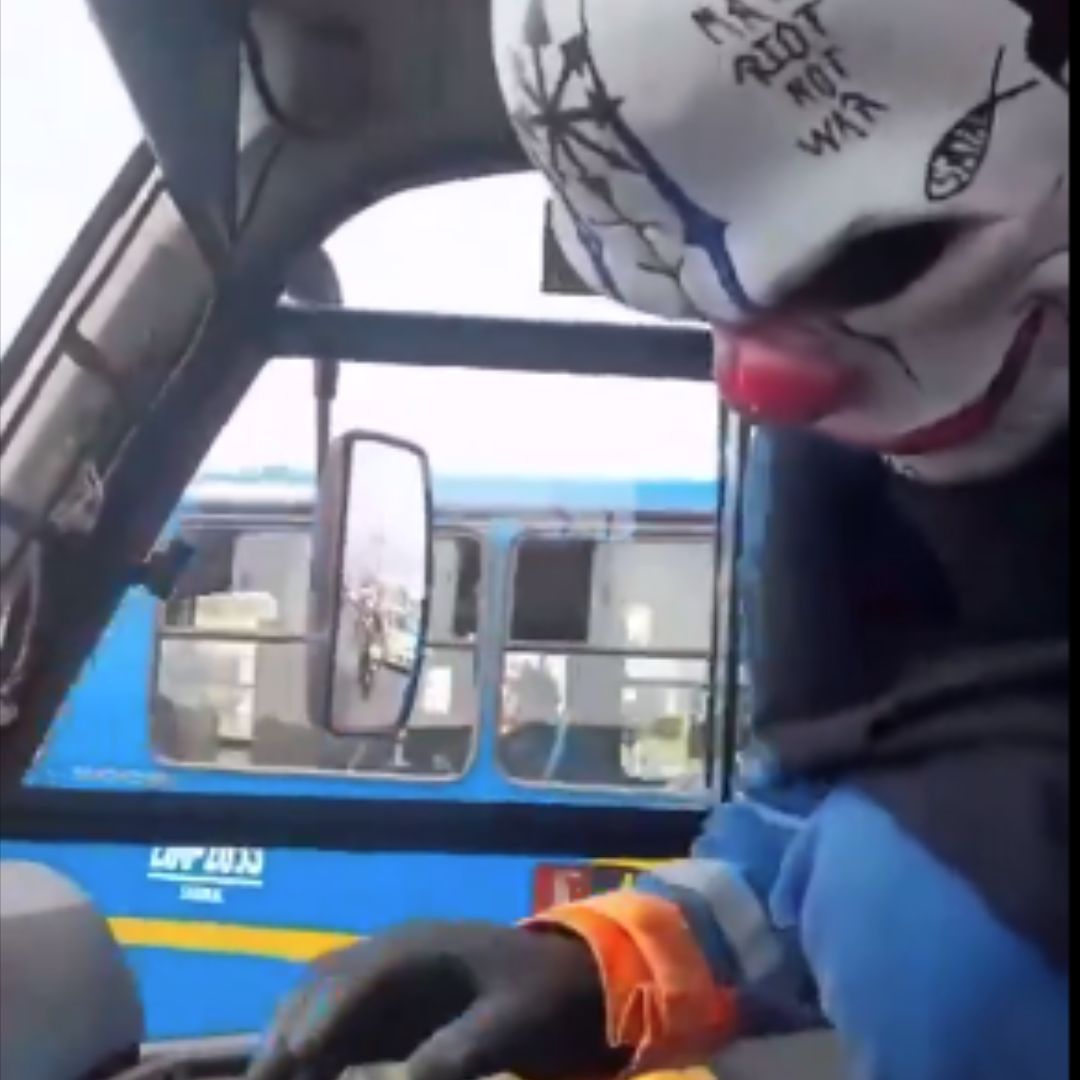 Sujeto con máscara de payaso se robó un bus del Sitp y lo estrelló 1 Sujeto con máscara de payaso se robó un bus del Sitp y lo estrelló En medio de las manifestaciones de este jueves, un encapuchado que usaba una máscara de payaso intimidó a un conductor del Sitp para llevarse el vehículo. Vea el video aquí.
